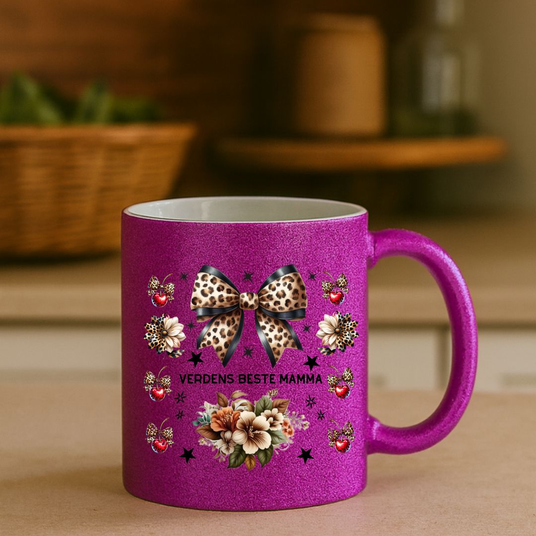 Gave krus til mamma – Verdens beste mamma – rosa glitter, leopard‑sløyfe og personlig tekst - masdam.cheer