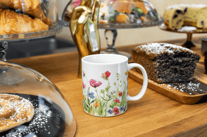 Blomstrende Glede – Hvit Kopp med Nydelig Villblomstmotiv - masdam.cheer