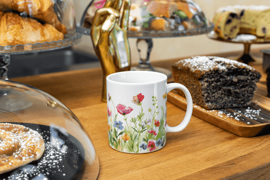 Blomstrende Glede – Hvit Kopp med Nydelig Villblomstmotiv - masdam.cheer