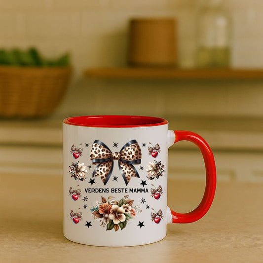 Gave krus til mamma – Verdens beste mamma – hvit/rød kopp med leopard‑sløyfe og personlig tekst - masdam.cheer