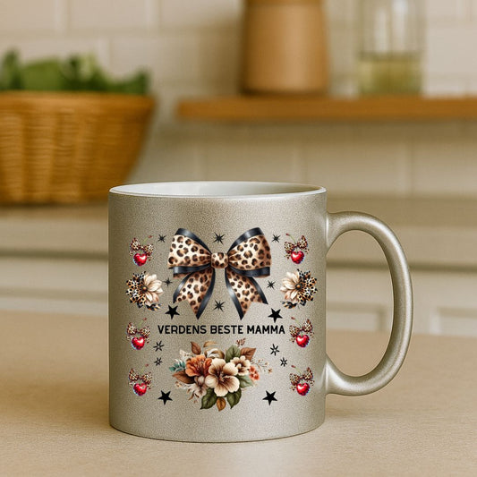 Gave krus til mamma – Verdens beste mamma – metallisk glitter, leopard - sløyfe og personlig tekst - masdam.cheer