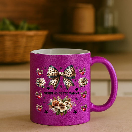 Gave krus til mamma – Verdens beste mamma – rosa glitter, leopard‑sløyfe og personlig tekst - masdam.cheer