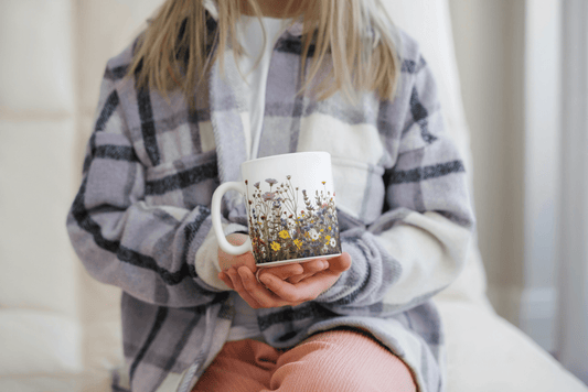 Hvit Kopp med Sommerlig og Livlig Blomsterdesign - masdam.cheer
