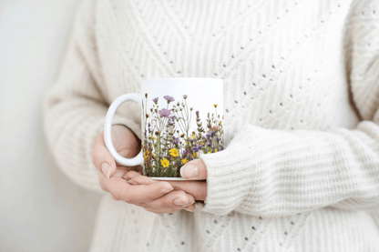 Hvit Kopp med Sommerlig og Livlig Blomsterdesign - masdam.cheer