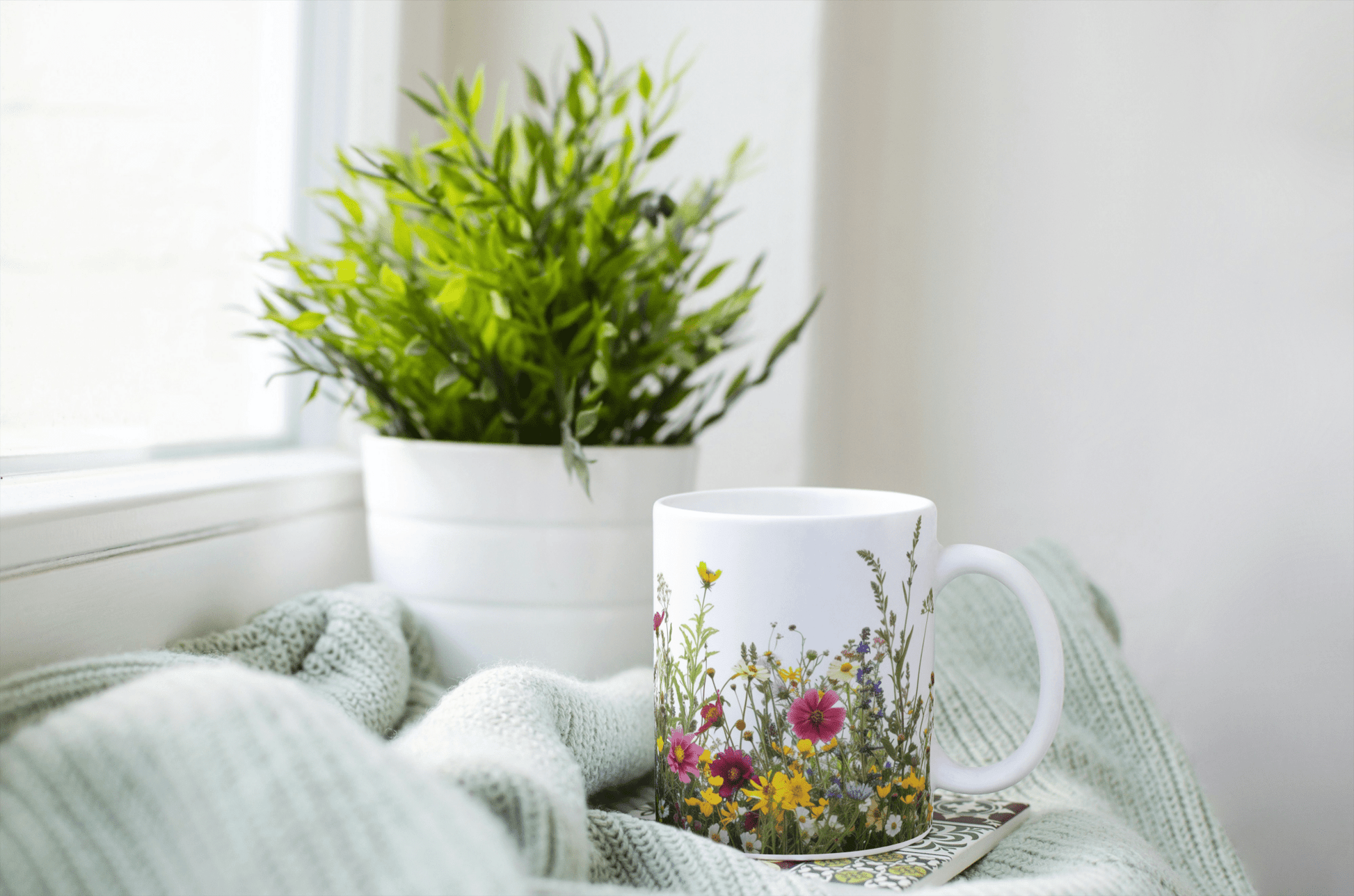 Hvit Kopp med Sommerlig og Livlig Blomsterdesign - masdam.cheer