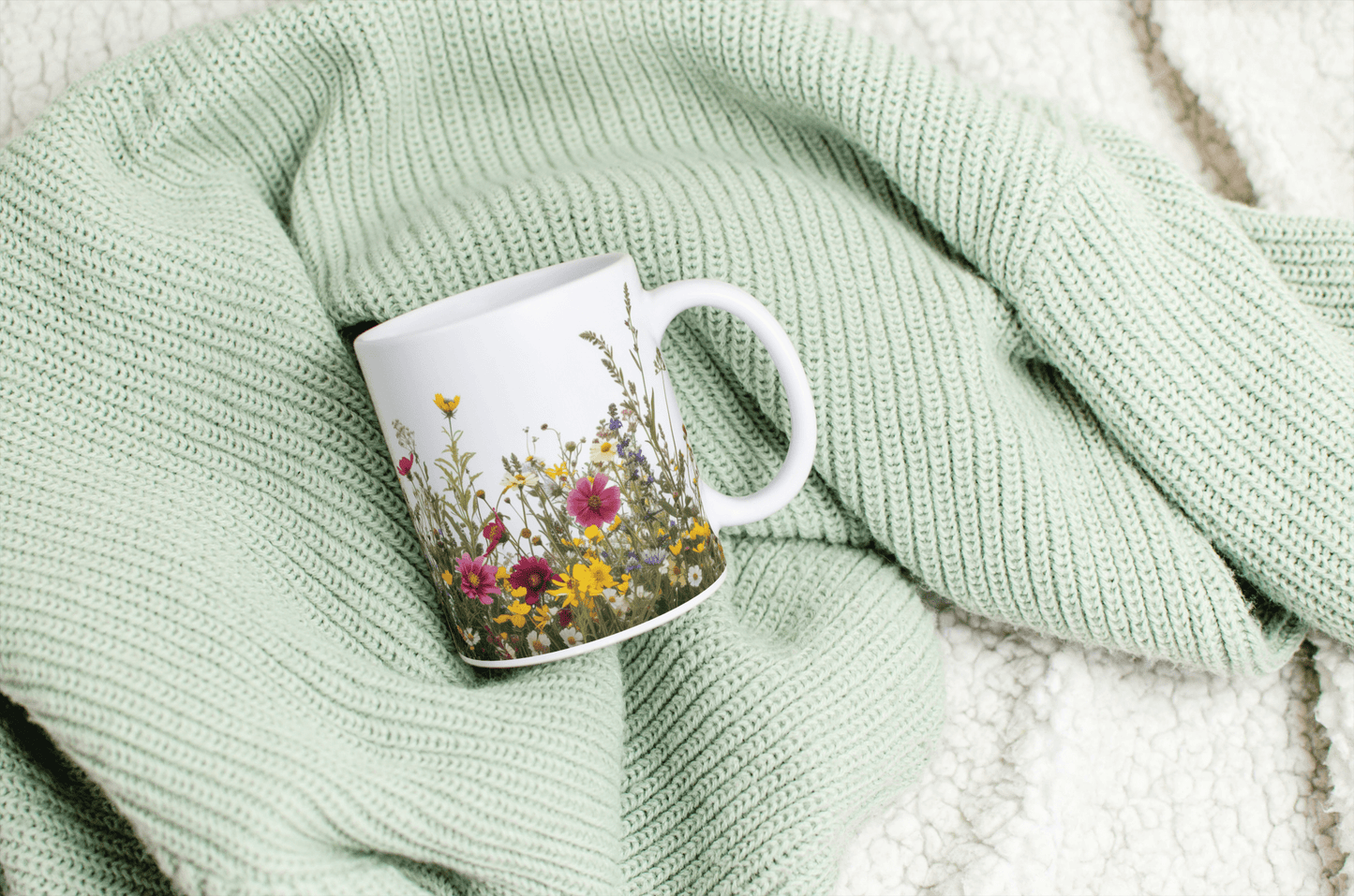 Hvit Kopp med Sommerlig og Livlig Blomsterdesign - masdam.cheer