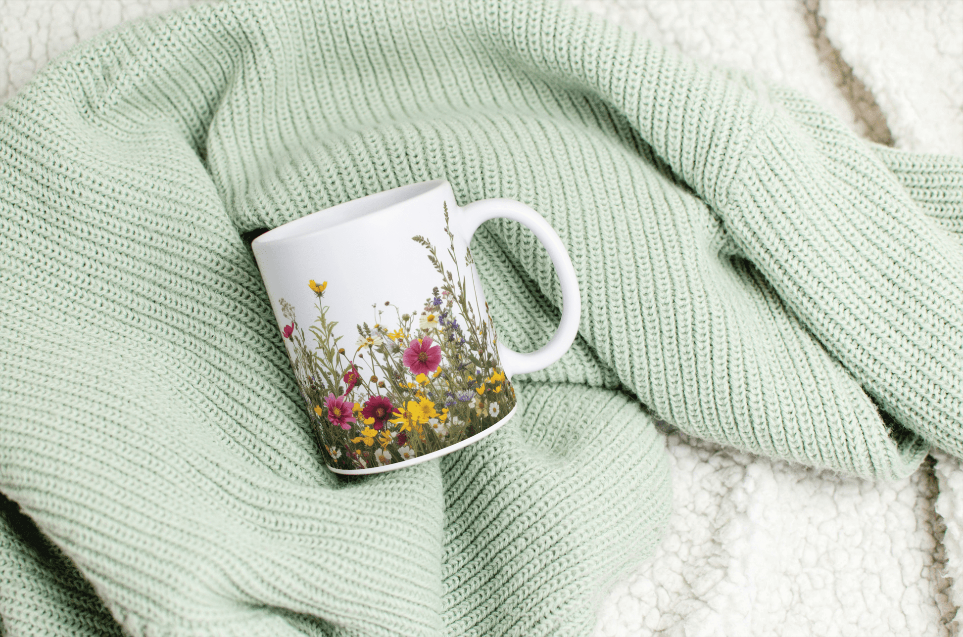 Hvit Kopp med Sommerlig og Livlig Blomsterdesign - masdam.cheer