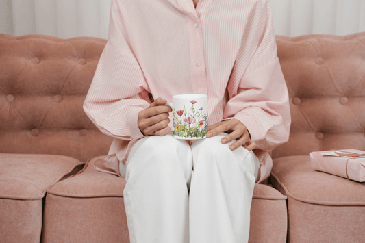 Hvit Kopp med Strålende Villblomster – En Sommerdrøm i Hver Slurk - masdam.cheer