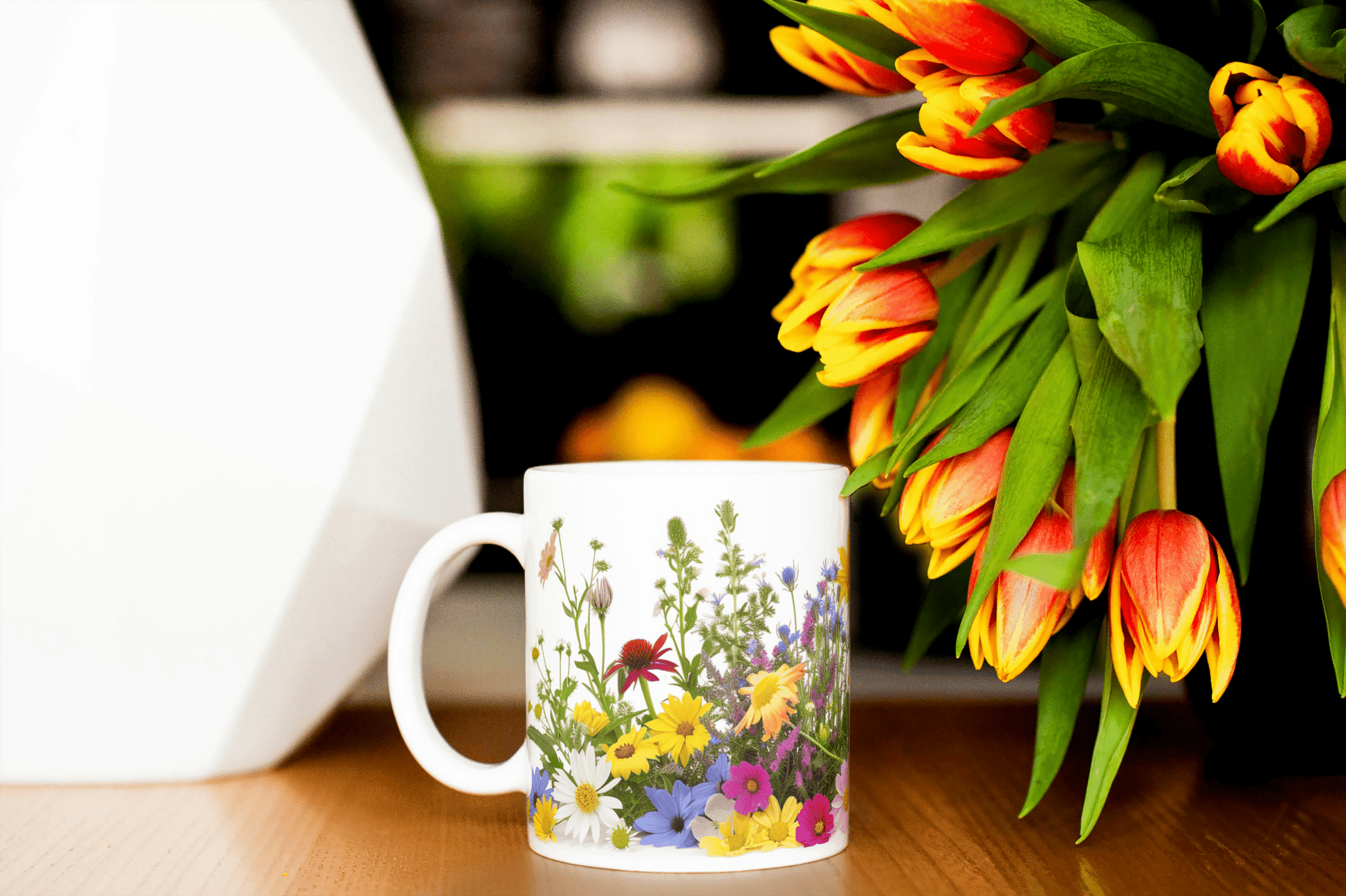 Hvit Kopp med Wildflower - Design – Naturlig og Elegant - masdam.cheer