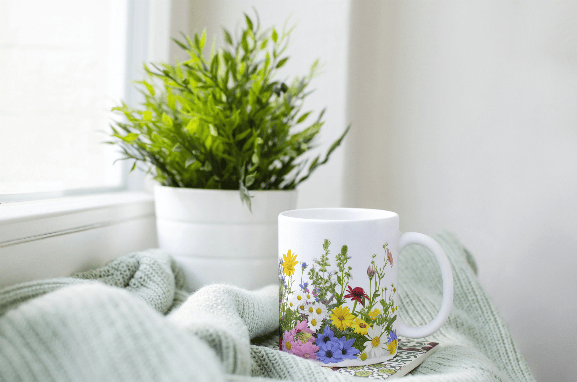 Hvit Kopp med Wildflower - Design – Naturlig og Elegant - masdam.cheer