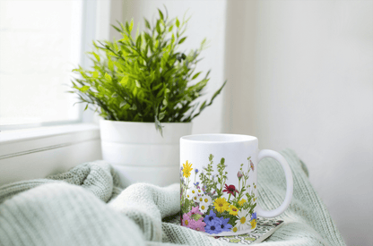 Hvit Kopp med Wildflower - Design – Naturlig og Elegant - masdam.cheer