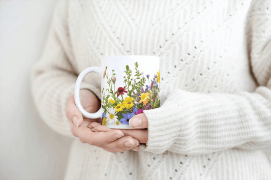 Hvit Kopp med Wildflower - Design – Naturlig og Elegant - masdam.cheer