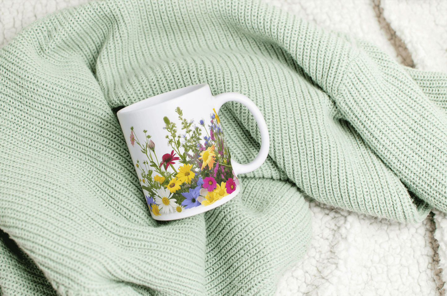 Hvit Kopp med Wildflower - Design – Naturlig og Elegant - masdam.cheer