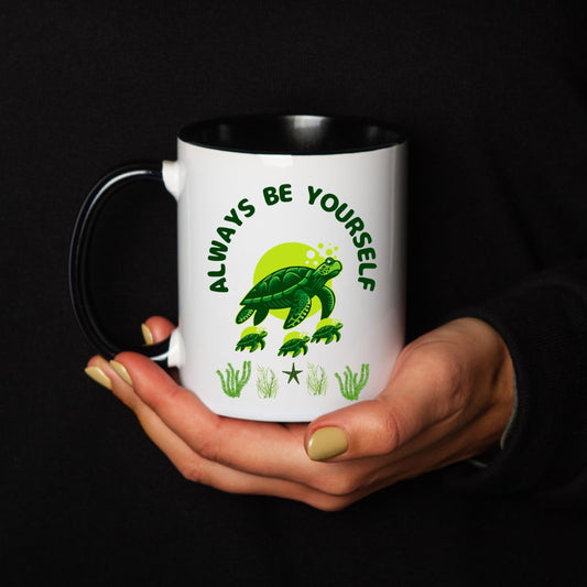 Keramikkrus Always Be Yourself – Havskilpadde & Sjøplanter (Sort hank) - masdam.cheer