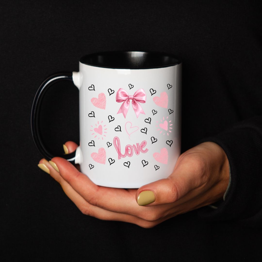 Keramikkrus med Rosa Sløyfe, Hjerter & «Love» (Sort hank) - masdam.cheer