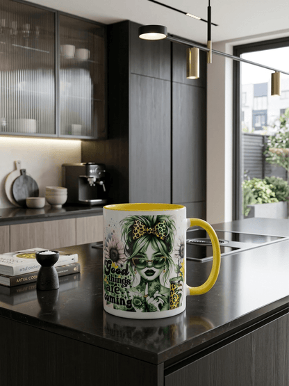 Krus med tekst – Good things are coming - Gul hank og innside - masdam.cheer