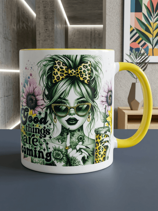 Krus med tekst – Good things are coming - Gul hank og innside - masdam.cheer