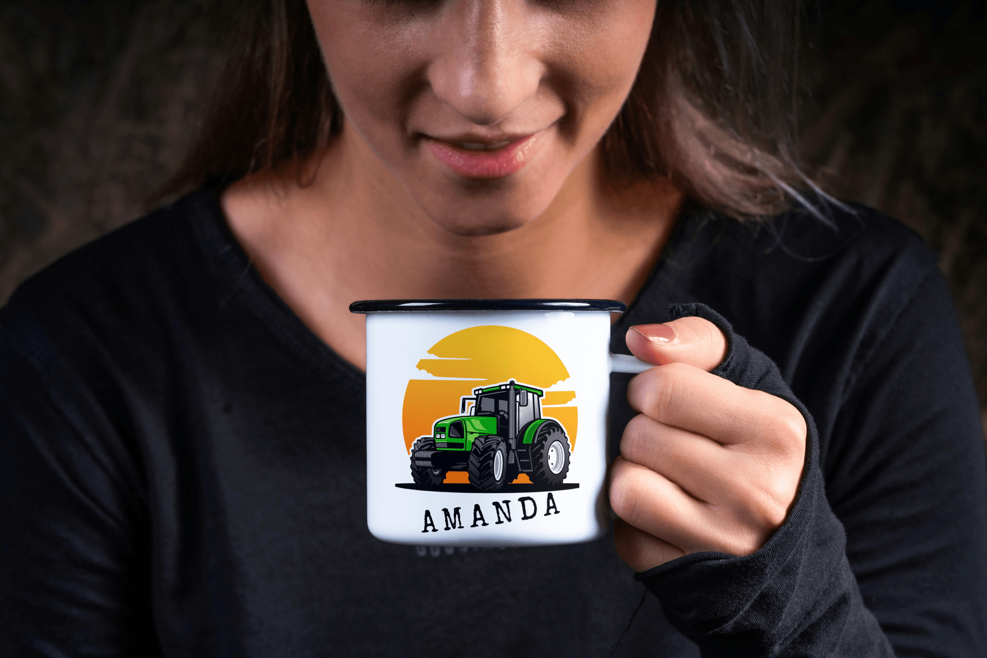 Personlig emaljekopp med navn – Traktor og solnedgang (med sort kant) - masdam.cheer