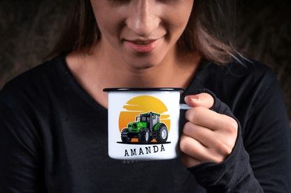 Personlig emaljekopp med navn – Traktor og solnedgang (med sort kant) - masdam.cheer