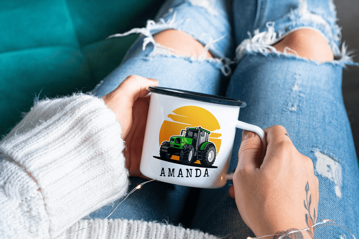 Personlig emaljekopp med navn – Traktor og solnedgang (med sort kant) - masdam.cheer