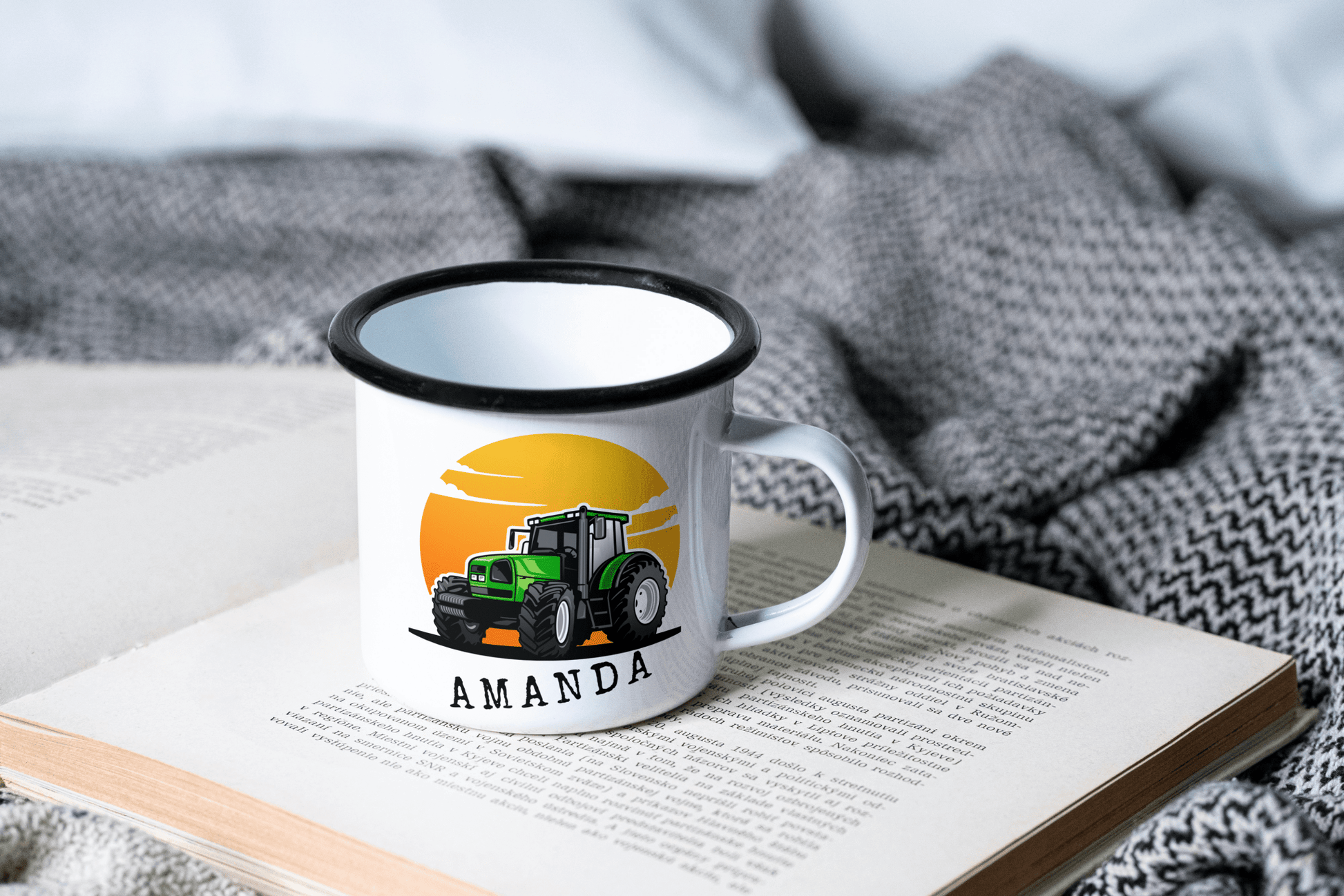 Personlig emaljekopp med navn – Traktor og solnedgang (med sort kant) - masdam.cheer