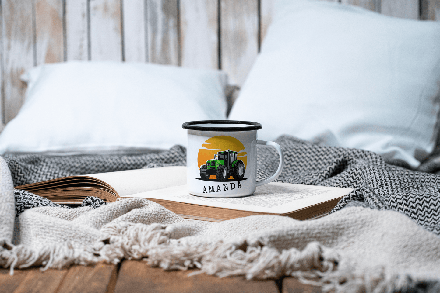 Personlig emaljekopp med navn – Traktor og solnedgang (med sort kant) - masdam.cheer