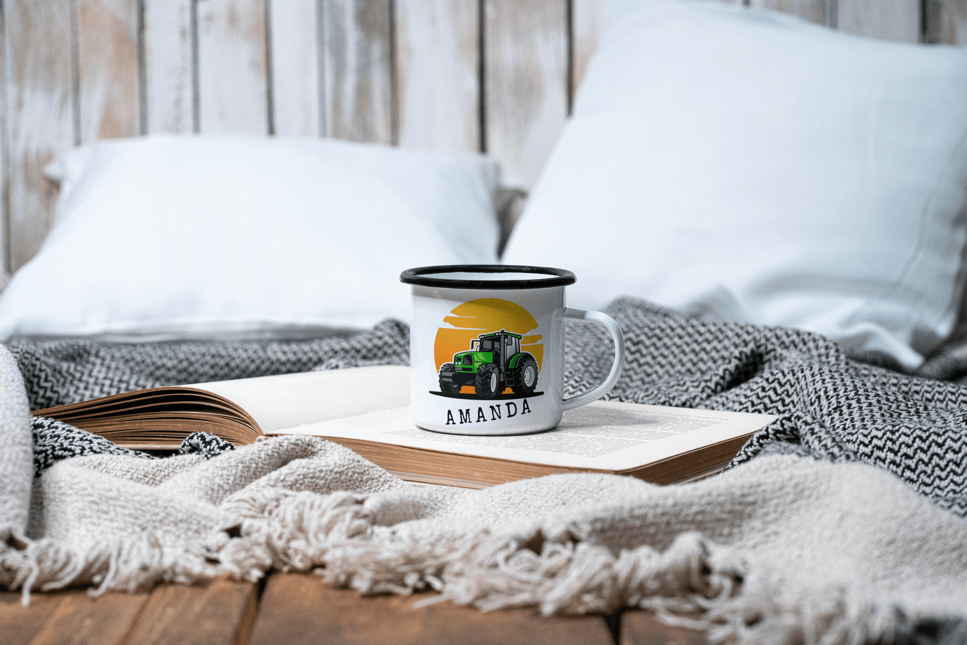 Personlig emaljekopp med navn – Traktor og solnedgang (med sort kant) - masdam.cheer