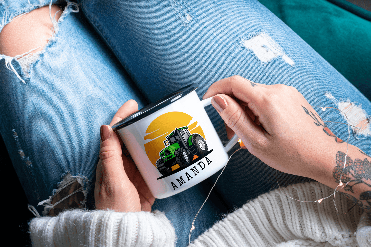 Personlig emaljekopp med navn – Traktor og solnedgang (med sort kant) - masdam.cheer