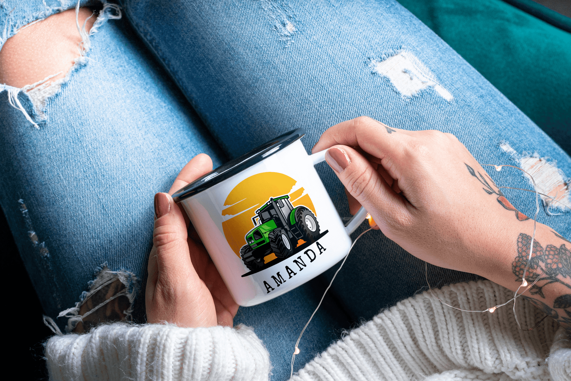 Personlig emaljekopp med navn – Traktor og solnedgang (med sort kant) - masdam.cheer