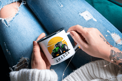 Personlig emaljekopp med navn – Traktor og solnedgang (med sort kant) - masdam.cheer