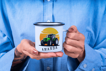 Personlig emaljekopp med navn – Traktor og solnedgang (med sort kant) - masdam.cheer
