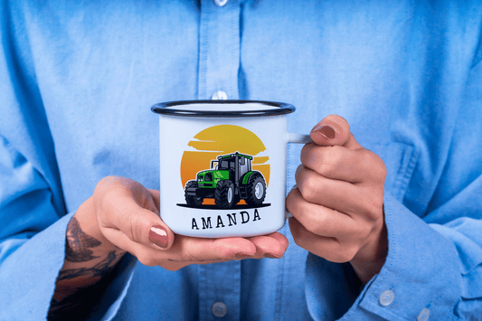 Personlig emaljekopp med navn – Traktor og solnedgang (med sort kant) - masdam.cheer