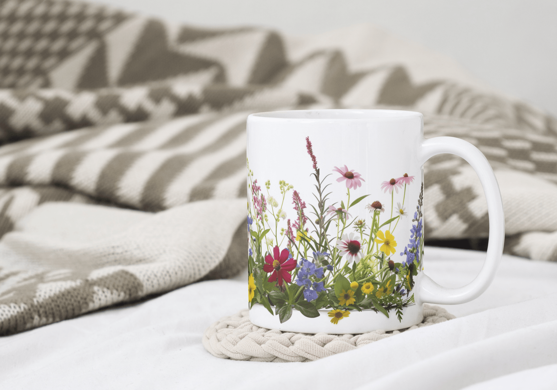 Solskinn i en Kopp – Hvit Kopp med Fargerike Blomster - masdam.cheer