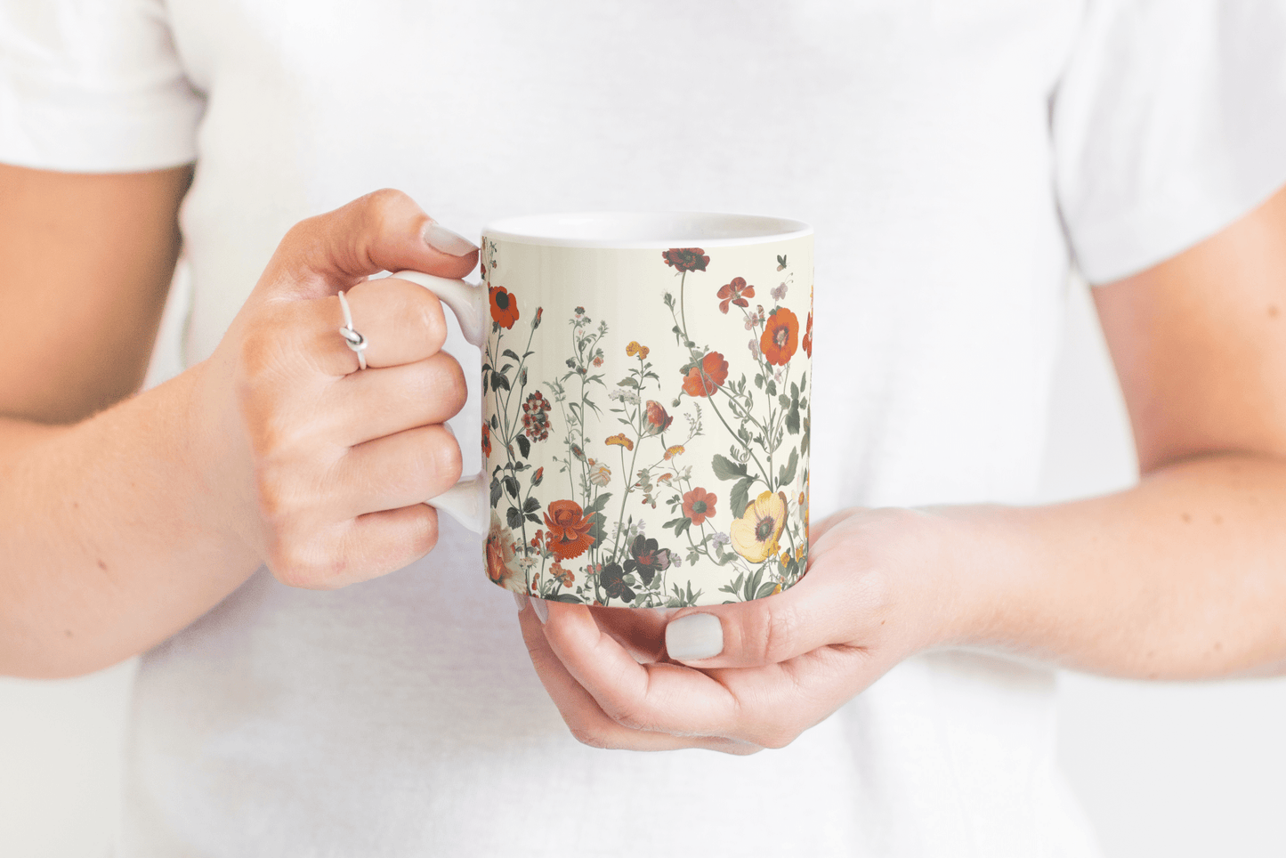 Sommerblomster – Hvit Kopp med Vakkert og Fargerikt Blomstertrykk - masdam.cheer