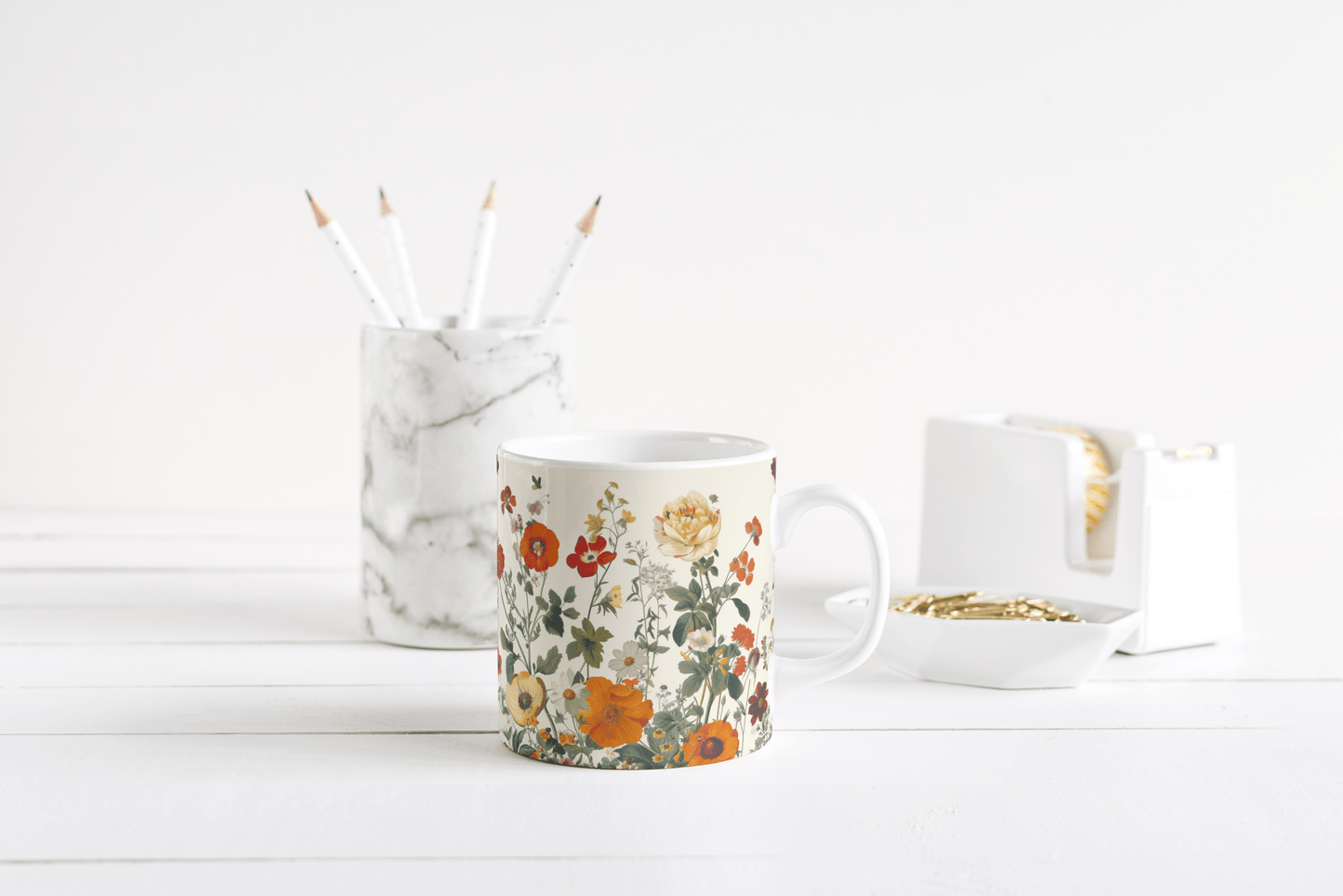 Sommerblomster – Hvit Kopp med Vakkert og Fargerikt Blomstertrykk - masdam.cheer