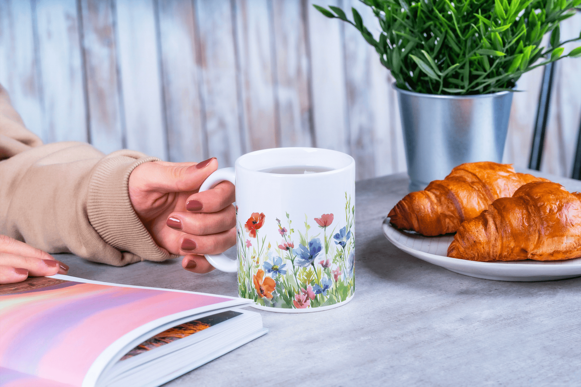 Sommereng i Hver Slurk – Hvit Kopp med Villblomster i Vakre Farger - masdam.cheer