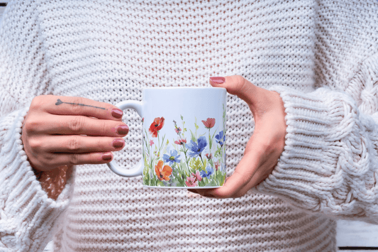 Sommereng i Hver Slurk – Hvit Kopp med Villblomster i Vakre Farger - masdam.cheer