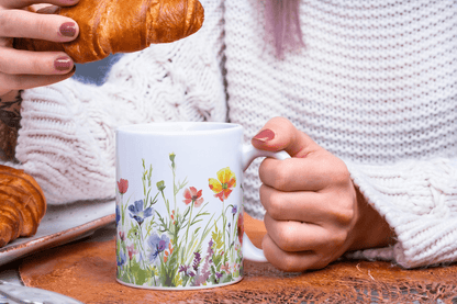 Sommereng i Hver Slurk – Hvit Kopp med Villblomster i Vakre Farger - masdam.cheer