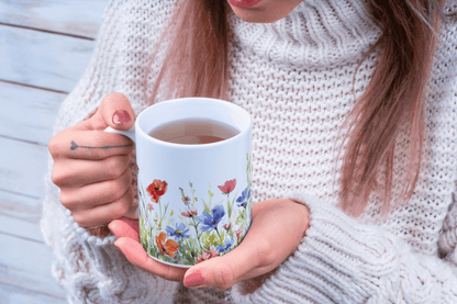 Sommereng i Hver Slurk – Hvit Kopp med Villblomster i Vakre Farger - masdam.cheer