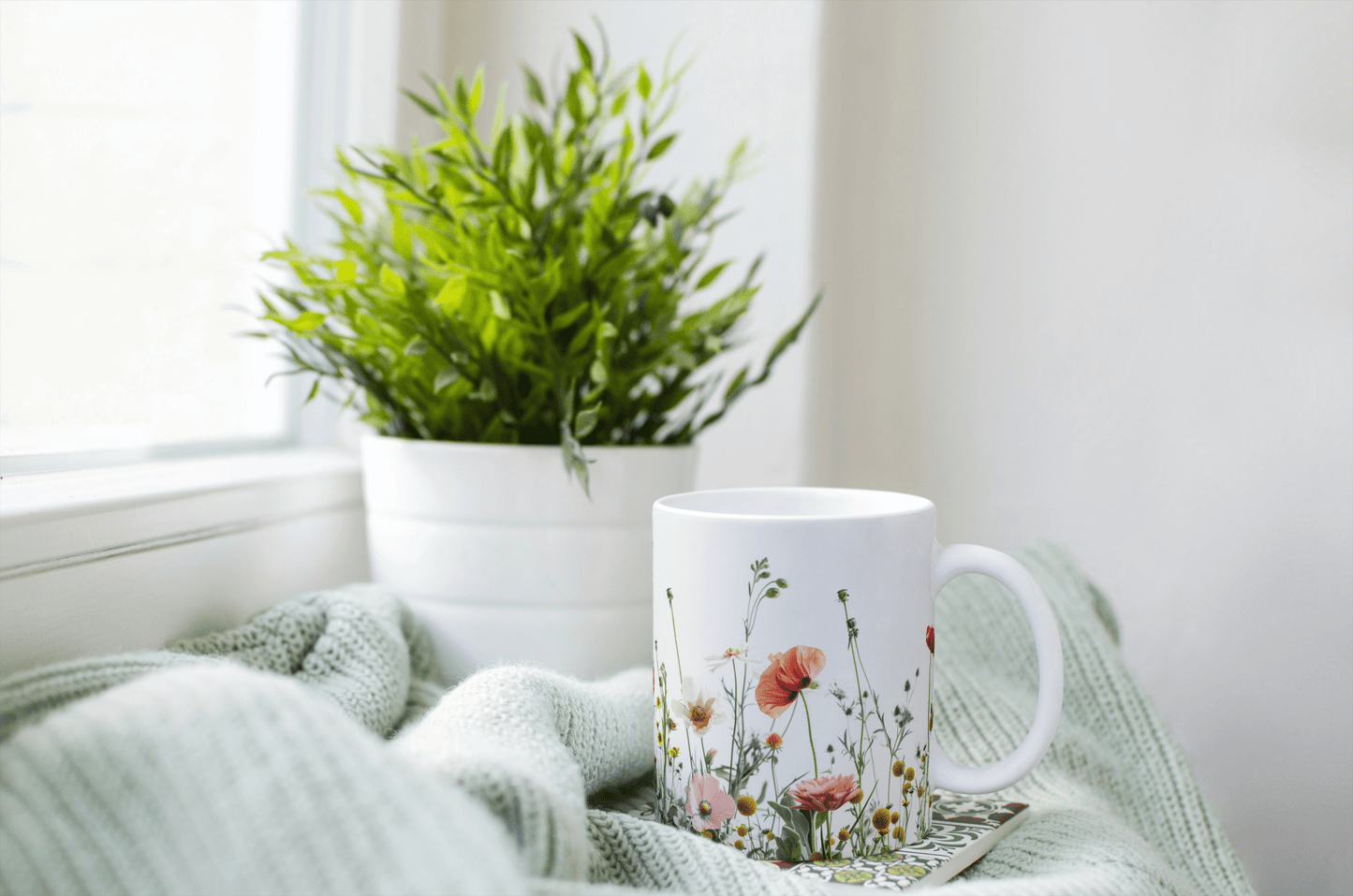 Sommerens Blomstereng – Hvit Kaffekopp med Fargerikt Design - masdam.cheer