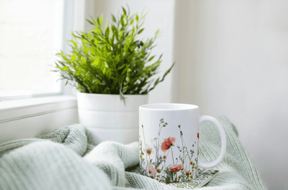 Sommerens Blomstereng – Hvit Kaffekopp med Fargerikt Design - masdam.cheer