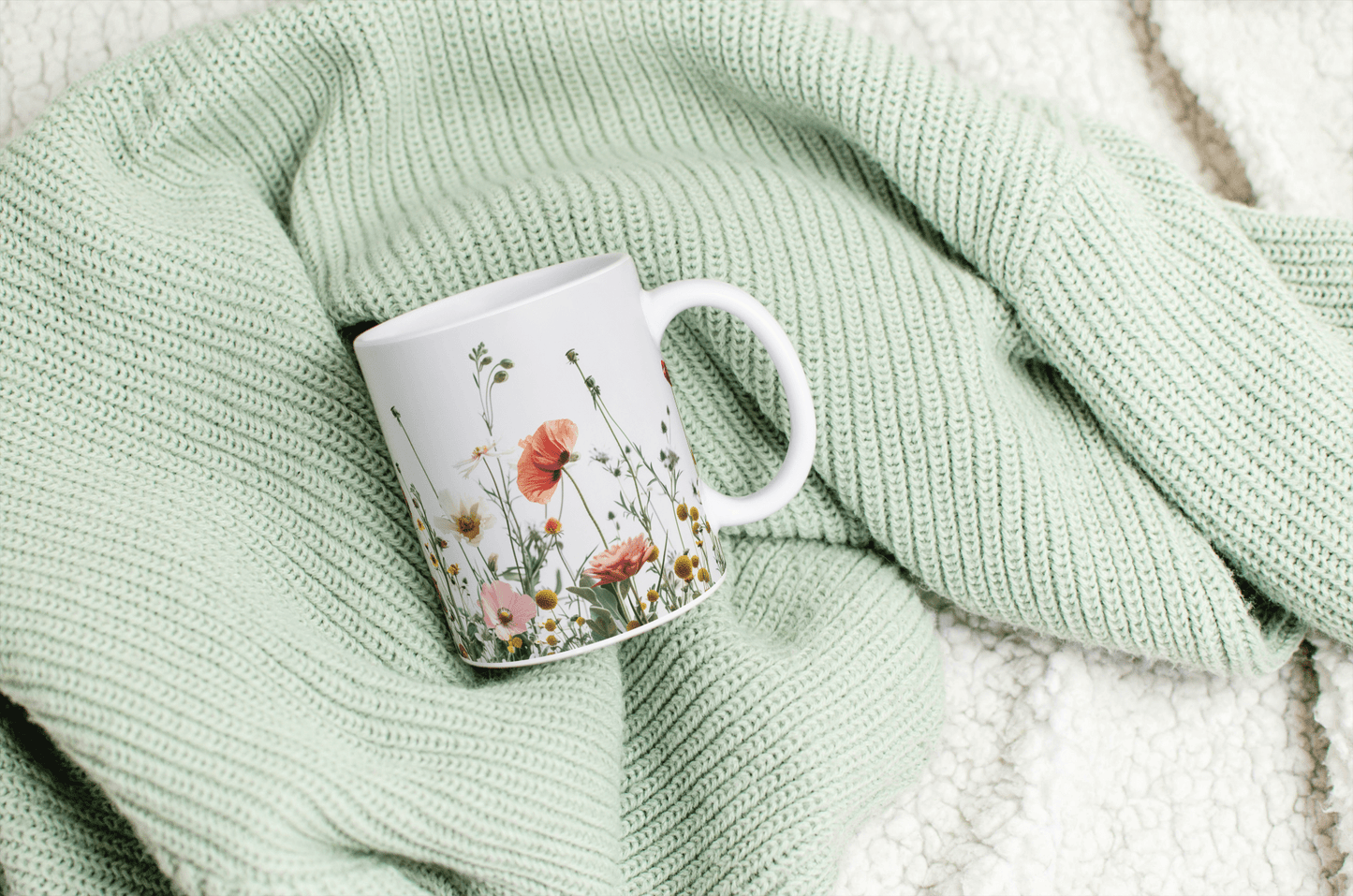 Sommerens Blomstereng – Hvit Kaffekopp med Fargerikt Design - masdam.cheer