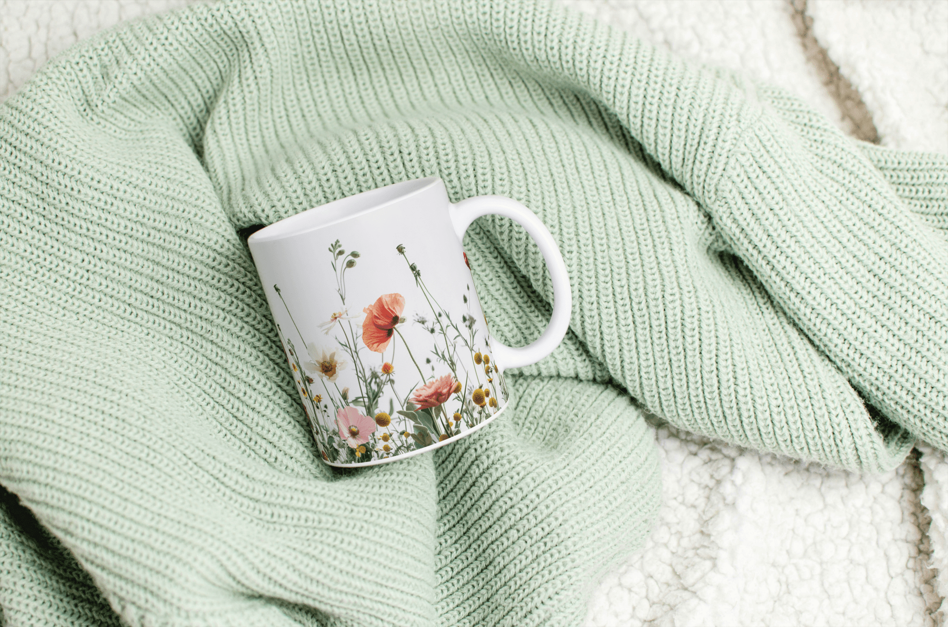 Sommerens Blomstereng – Hvit Kaffekopp med Fargerikt Design - masdam.cheer