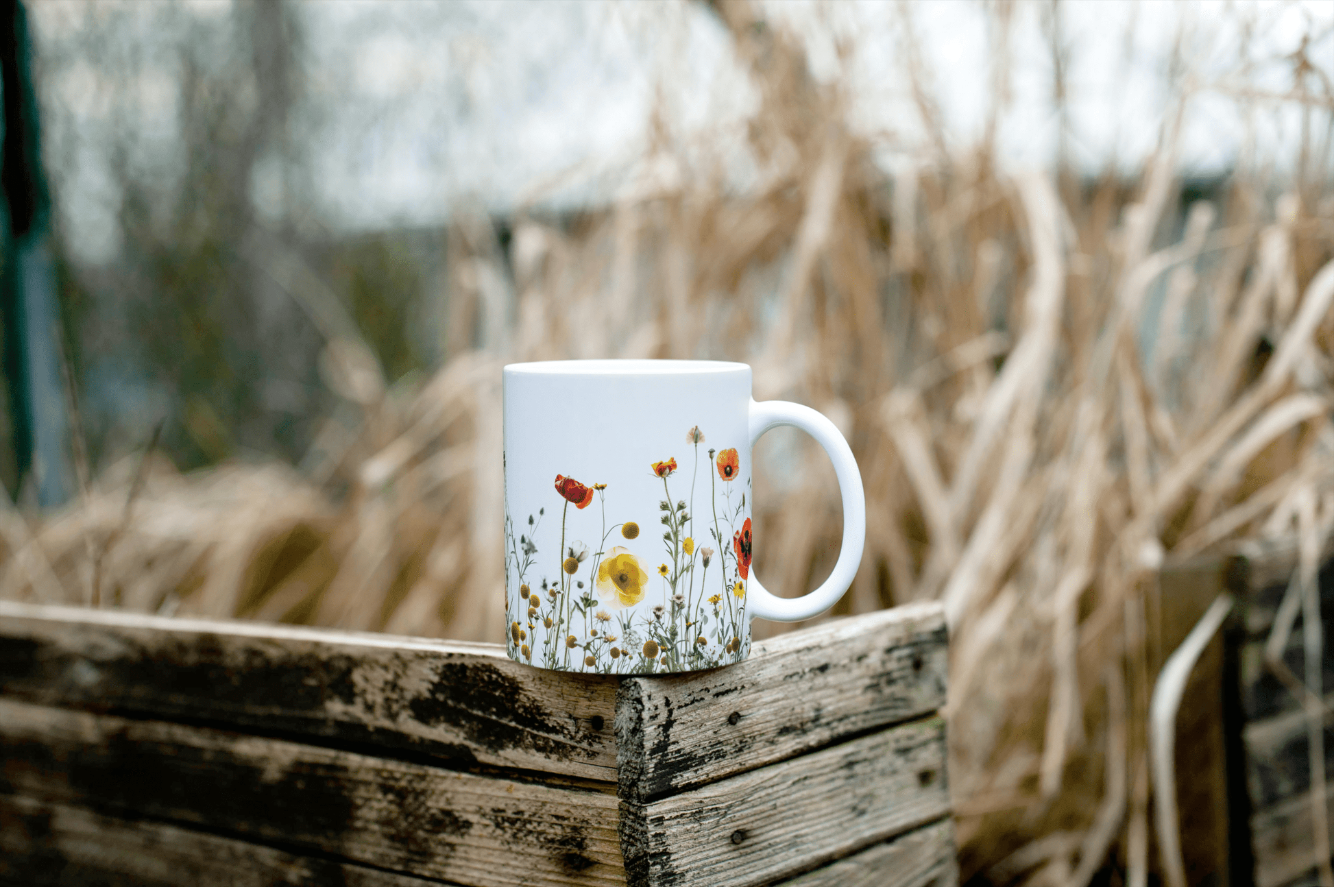 Sommerens Blomstereng – Hvit Kaffekopp med Fargerikt Design - masdam.cheer