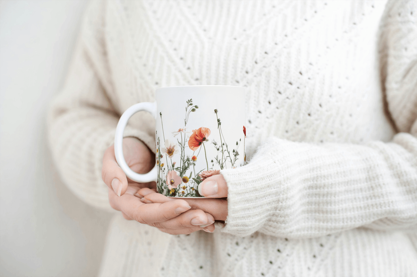 Sommerens Blomstereng – Hvit Kaffekopp med Fargerikt Design - masdam.cheer