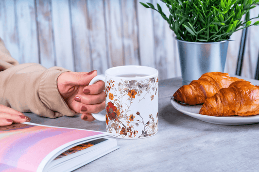 Villblomstens Harmoni – Hvit Kopp med Naturens Fargerike Skjønnhet - masdam.cheer