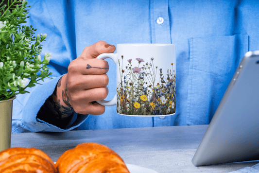 Wildflower Magic – Hvit Kopp med Fargerike Villblomster - masdam.cheer